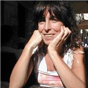 Scrittrice, laureata in sociologia, master in filosofia della scienza, impartisce lezioni fino al II anno delle superiori